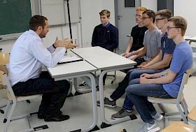 Sascha Schmitt (ABB) gab Schülern praxisrelevante Tipps zur Bewerbung.
