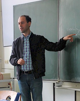 Professor Caucher Birkar erläuterte an der Tafel seine Lieblingsformel. Der Mathematiker sprach mit 45 Hebel-Schülern über sein Leben und seine Motivation.