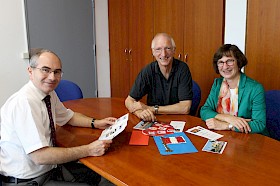 Die Vorsitzende Reingard Cuba-Ramos (rechts) hatte Anschauungsmaterial mitgebracht. Ihr Verein „Fair-eint“ unterstützt eine Behinderten-Schule in Peru – Schulleiter Stefan Ade (links) und ehemaliger Stellvertreter Christoph Fisches hatten hierfür eine Spende von 500 Euro übergeben.