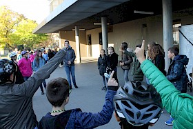 Rege Mitarbeit bei der Frage- und Besprechungsrunde zum Thema Licht am Fahrrad, geleitet von Daniel Merdes (ADFC).