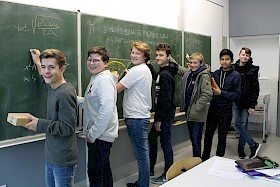 Die Mathe-Cracks knobeln in der Mathe-AG am liebsten an der Tafel – Nun konnten sie sich über Preise beim Landeswettbewerb freuen: Jannis Burkard, Eike Janson, Fynn Janson, Jan Bollian, Tillman Mack, Eliseo Carrasco Krämer und Mathis Homann.