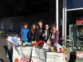 Robin Beck, Lara Hofmeister, Rebecca Barisch, Emilia Kolb und Hannah Gieser vom Hebel-Gymnasium sammeln Lebensmittel und Hygieneartikel für „Appell und Ei“.