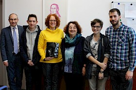 Susanne Störmer vom Frauencafé (3. von links) freut sich über die Spende vom Hebel-Gymnasium: Schulleiter Stefan Ade, Benjamin Zweig (für die musikalische Begleitung beim Weihnachtsgottesdienst), Ethiklehrerin Johanna Schwichtenberg, Nabi Kessler (für die Schüler-Beiträge) und Organisator Bernard Woodley übergaben 335 Euro.