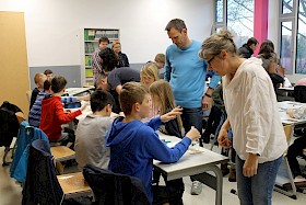 Eine beliebte Station war das Mitmachlabor der Biologie - unter der Regie der Biologielehrerin Kerstin Scherer (vorne rechts)