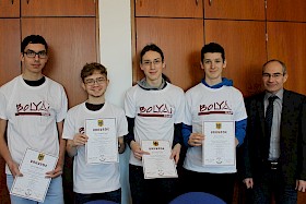 Das Team gewann zum ersten Mal die begehrten „Bolyai“-T-Shirts: Felix Messner, Ole Lorbacher, Jan Vomstein und David Edel wurden beim Mathematik-Teamwettbewerb Dritter und Schulleiter Stefan Ade gratulierte.