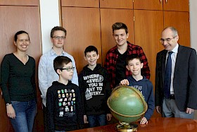 Geografie-Lehrerin Sabine Appel (links) und Schulleiter Stefan Ade (rechts) freuen sich über die von Erdkunde begeisterten Schüler Paul Kräupl, Nicholas Braun, Alexander von Homeyer, Martin Wilhelm und Maximilian von Homeyer.
