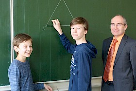 Jan Stillbauer (Mitte) berichtet Moritz Brand (links) und Schulleiter Stefan Ade von seinem Geometrie-Seminar. Beide Schüler kamen bei Mathe-Wettbewerben in die Landesrunde.