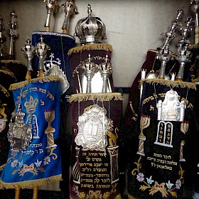 Die prächtigen Thorarollen in der Synagoge.
