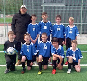Gemeinsam mit ihrem Coach Carsten Abbe freuen sich die Hebel-Schüler über den Kreismeistertitel bei „Jugend trainiert für Olympia“