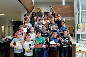 21 Schüler freuen sich über die Knobelspiele, die sie beim Mathematik-Wettbewerb „Känguru“ gewonnen haben.