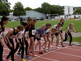 Der Start der 800m – mit dabei (6., 7. und 8. von links): Angelina Georg, Maren Rohrer und Anna Berner vom Hebel-Gymnasium.