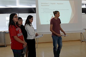 Die Pressegruppe mit Viktorija Topalovic, Teresa Nguyen, Thanh Van Hoang und Tassilo von Moers-Meßmer präsentierte die Ergebnisse der Workshops.