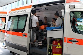 Wie ein Rettungswagen ausgestattet ist, erfuhren die Hebel-Schüler im Rahmen der „Erste-Hilfe-Woche“.