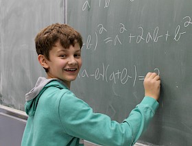 Moritz Brand (Hebel-Gymnasium) gewinnt die Wertung für Neuntklässler beim Mannheimer Tag der Mathematik.