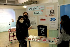 An Thuy Ngo, Selma Krapp und Linh Thuy Ngo haben die Ausstellung mitgestaltet und stellen sie ihren Mitschülerinnen und Mitschülern vor.