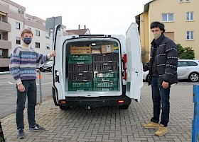 Die Schülersprecher Bosse Greiner und Bilal Paktürk freuen sich über die große Spendenbereitschaft des Hebel-Gymnasiums: Der Transporter des Tafelladens „Appel+Ei“ war bis unter das Dach gefüllt.