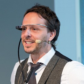 Prof. Karsten Huffstadt sieht auch die Chancen, die der aktuelle Distanzunterricht bietet.