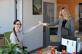 „Staffelwechsel“ im Sekretariat: Cornelia Bode (rechts) übergibt an die neue Sekretärin Cindy Meckler.