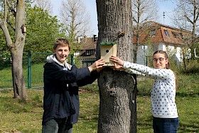 Selina Yildirim (rechts) freut sich über ihren Preis, einen Nistkasten, den ihr Schülersprecher Bosse Greiner übergibt.