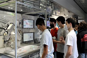 Alexander Mykulanynets, Lukas Wilhelm, Mark Wiedemann und Felix Schulz lernten, wie man einen Roboterarm programmiert.
