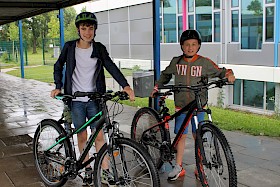 Die Sechstklässler Julian Arndt und Matteo Bächle radelten jeweils über 700 Kilometer in drei Wochen und sind damit die Schulsieger.