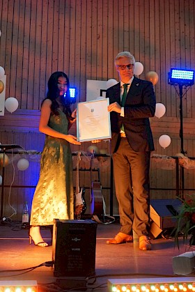 Linh Ngo erhält als Jahrgangsbeste den Hebelpreis der Stadt Schwetzingen.