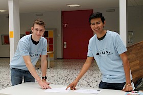 Auf dieses T-Shirt können die Hebelianer besonders stolz sein: Das haben sie sich beim Mathematik-Teamwettbewerb Naboj erkämpft.