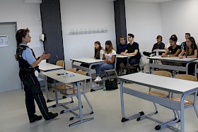 Beim BOGy-Tag erklärte Polizeikommissarin Bianca Erbs den interessierten Hebel-Schülern die möglichen Berufslaufbahnen bei der Polizei.
