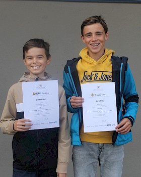 Tim Kohl und Karsten Krein haben sich mit Silber bei dem Wettbewerb „Chemie im Alltag“ beschäftigt – und bekamen nun ihre Urkunden.