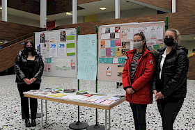 Die Schülerinnen der Jahrgangsstufe zwei Cara Fassott, Amelie Seel und Paula Völker haben einen Info-Stand zu häuslicher Gewalt aufgebaut.