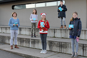 Deutschlehrerin Marion Strommer organisierte den Vorlesewettbewerb und ehrte die Gewinner: Schulsiegerin Mia Wilhelm sowie die Klassensieger Maya Klang, Luis Movatz und Laura Lippke.