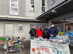 v.l.n.r.: Die Soli-AG des Hebel-Gymnasiums, hier: Paula Völker, Amelie Seel, Cara Fassott und Tristan Blake, sammelte dieses Mal besonders viele Sachspenden.