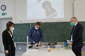 Lehrerin Isabel Borchert (Mitte) führt Regionalleiterin Lena Büchner und Schulleiter Stefan Ade vor, wie sie die Tablet-Halterung geschickt im Unterricht einsetzt.