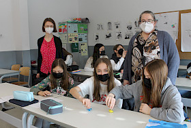 Physikstudentin Vivienne Leidel und Astrophysikerin Stefanie Schwemmer (hinten) haben Kreisel zum Experimentieren mitgebracht: Zoe Siegfried, Alessia Citrigno und Neele Maier dürfen sie testen.