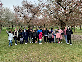 Ein Ausflug in den Schlossgarten, organisiert von Hebel-Schüler*innen, zauberte ein Lächeln auf das Gesicht der ukrainischen Flüchtlingskinder. Quelle: Johanna Stadler