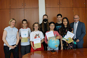 Kathrin Frick (links) hatte den Geografie-Wettbewerb organisiert und gratulierte den Schulbesten: Jakob Krubasik, Mona Thee, Annamaria Thalmeier, Wanwen Winnie Huang (Junior-Siegerin), Alexander von Homeyer und Heidi Stöckner (Schulsiegerin). Schulleiter Stefan Ade überreichte die Preise.