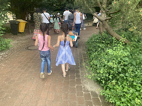 Mit Bollerwagen zogen sie los: Flüchtlingsfamilien besuchten den Heidelberger Zoo, organisiert wurde der Ausflug von der Soli-AG des Hebel-Gymnasiums.