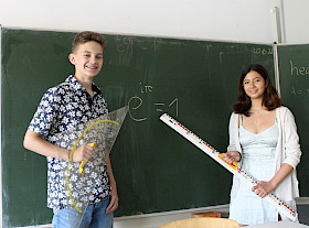 Moritz Brand und Matilda Carrasco Krämer sind dank ihrer guten Leistungen im Landeswettbewerb zu Mathe-Seminaren eingeladen.