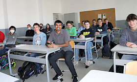 Prof. Shwetak Patel (Mitte) beeindruckte die Hebel-Schüler mit seinen Erfindungen und Visionen.