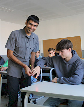 Informatikprofessor Shwetak Patel führte vor, wie mit einem Smartphone ein Blut-Check durchgeführt werden kann.