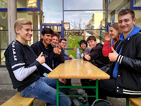 Startklar zum Teamwettbewerb beim Mannheimer Tag der Mathematik. Am Ende landeten die Hebelianer auf Platz eins und drei: Thomas Grumann, Eliseo Carrasco Krämer, Moritz Brand, Eike Janson, Binquan Simon Huang, Jan Stillbauer, Vincent Birkel, Levente Mihalyi.