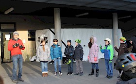 Michael Fröhlich packt die Fünftklässler mit seinen witzig formulierten, aber ernsten Informationen über sicheres Radfahren in der dunklen Jahreszeit.