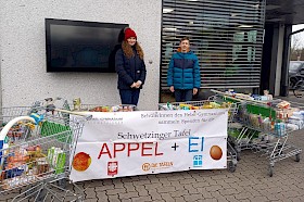 Juliane Stecker und Gregor Fellenberg sammeln vor einem Supermarkt Spenden für die Tafel – insgesamt füllten sich 23 Einkaufswagen mit gespendeten Waren