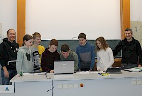 Florian Seitz (links) und Gundolf March (rechts) freuen sich, dass die Hebelianer erfolgreich beim Informatik-Biber abgeschnitten und erste Preise gewonnen haben: Veit Gürth, Jesper van der Borght, Ben Norris, Joschua Boos, Julian Arndt und Mona Thee.