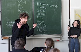 Profi-Poetry-Slammer Nico K aus Frankreich begeisterte die Hebel-Schüler mit seiner Improvisation und einem Workshop, in Begleitung von Emilie Salinier vom deutsch-französischen Kulturzentrum.