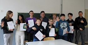 Jonglieren gerne und gut mit Zahlen: Die erfolgreichen Schüler der Mathe-AG erhielten ihre Urkunden von Gundolf March (rechts), dem stellvertretenden Schulleiter: Vincent Birkel, Matilda Carrasco Krämer, Karsten Krein, Lukas Hilger, Eike Janson, Tammo Pfeiffer, Birk Janson, Maximilian Chelminski, Philipp Storz.