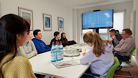 Die Journalismus-AG des Hebel-Gymnasiums im Austausch mit Andreas Lin und Michael Wiegand von der Schwetzinger Zeitung