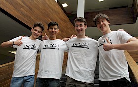 Und wieder ein T-Shirt gewonnen: Die Mathe-Asse Moritz Brand, Eliseo Carrasco Krämer, Levente Mihalyi und Jan Stillbauer arbeiteten im Team-Wettbewerb erneut bestens zusammen.