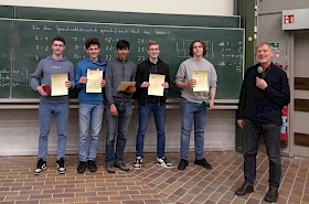 Prof. Frank Herrlich von KIT Karlsruhe (rechts) war von der Leistung des Hebel-Teams bei Tag der Mathematik beeindruckt: Levente Mihalyi, Moritz Brand (auch Einzelsieger), Eliseo Carrasco Krämer, Thomas Grumann, Enrique Lopez.