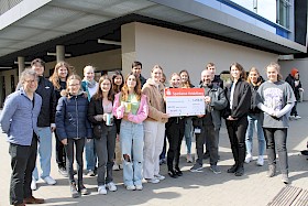 Die Soli-AG übergibt über 1250 Euro in den Spendenboxen an den Leiter der Tafel Alexander Schweitzer.